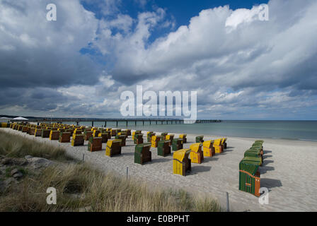 Rügen, Allemagne. Le 08 mai, 2014. Les nuages passent au-dessus de la plage de Binz, sur l'île de la mer Baltique de Rügen, Allemagne, 08 mai 2014. Photo : STEFAN SAUER/dpa/Alamy Live News Banque D'Images