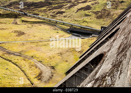 Le barrage hydroélectrique sur Lawers Lochan na Lairige Meall nan Tarmachan ci-dessous, la production de l'électricité renouvelable, en Écosse, au Royaume-Uni. Banque D'Images