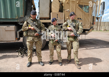 Pilote emale et deux camarades masculins infont de camion il y a lors d'un exercice d'entraînement avant d'aller à l'Afghanistan Banque D'Images