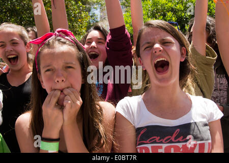 Athènes, Grèce. Le 08 mai, 2014. Élève de l'école de musique a déclaré que le gouvernement tente de les forcer à payer pour leur transport et themselfs les écoles frais. Les gens tout en exigeant du gouvernement qu'il révoque sa décision de supprimer des milliers d'emplois dans le secteur public en vertu du plan de sauvetage du pays en difficulté financière promesse. © George Panagakis / Pacific Press/Alamy Live News Banque D'Images