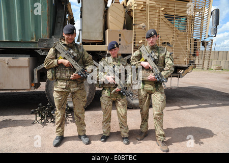 Pilote emale et deux camarades masculins infont de camion il y a lors d'un exercice d'entraînement avant d'aller à l'Afghanistan Banque D'Images