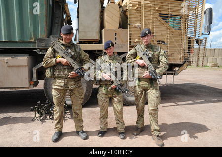 Pilote emale et deux camarades masculins infont de camion il y a lors d'un exercice d'entraînement avant d'aller à l'Afghanistan Banque D'Images