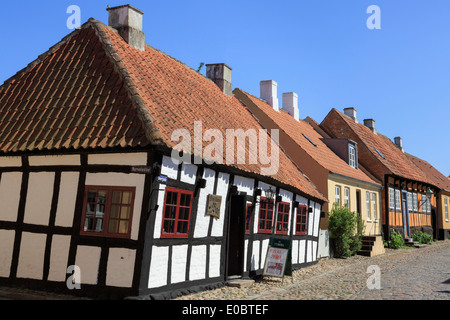 Vieille 17e siècle Den skaeve bar (le bar de travers) dans la rue pavée de Overgade, Ebeltoft Jutland Danemark Scandinavie Banque D'Images