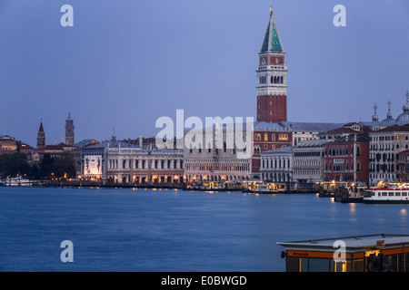 Front de mer de Venise avec le palais des Doges et le campanile de San Marco à l'aube, de l'Italie. Banque D'Images