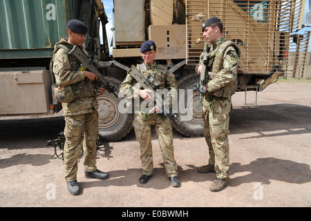 Pilote emale et deux camarades masculins infont de camion il y a lors d'un exercice d'entraînement avant d'aller à l'Afghanistan Banque D'Images