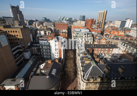 Une vue sur des bureaux, des boutiques et des appartements dans le centre-ville de Birmingham, Royaume-Uni. Banque D'Images