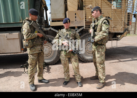 Pilote emale et deux camarades masculins infont de camion il y a lors d'un exercice d'entraînement avant d'aller à l'Afghanistan Banque D'Images