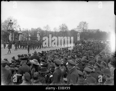 Un bataillon de troupes de Nouvelle-Zélande depuis les marches du Palais de Buckingham, Londres, mai 1919 Banque D'Images