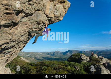 Un jeune homme l'escalade à Hidalgo, Mexique. Banque D'Images