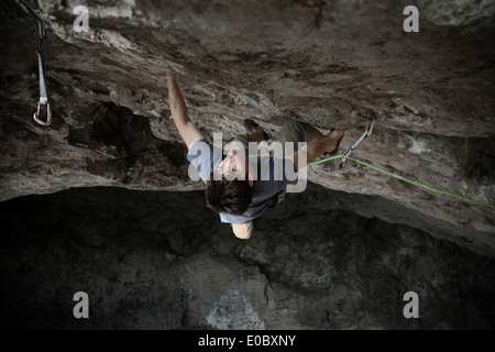 Un jeune homme l'escalade à Hidalgo, Mexique. Banque D'Images
