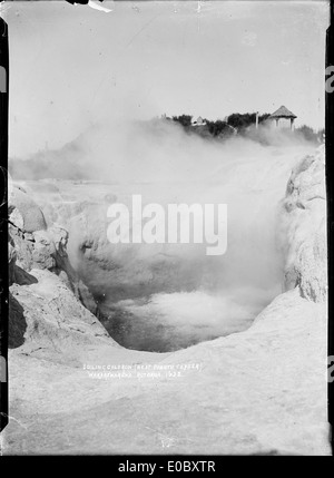 Photographie prise en 1908 montrant un chaudron bouillant à côté du Pohutu Geyser à Whakarewarewa, Nouvelle-Zélande. L'image capture l'activité géothermique de la région, une attraction touristique populaire. Banque D'Images