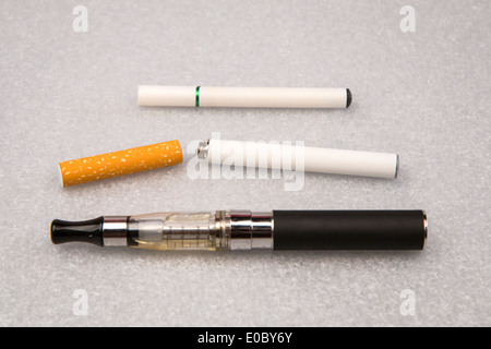 Différents types de e-cigarettes : vaporisateur rechargeable, jetables  Photo Stock
