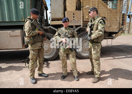 Pilote emale et deux camarades masculins infont de camion il y a lors d'un exercice d'entraînement avant d'aller à l'Afghanistan Banque D'Images