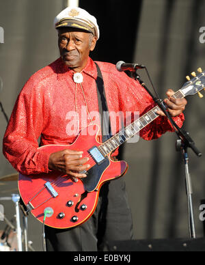 8 mai 2014 - La légende de la musique rock and roll Chuck Berry a été désigné comme lauréat du prix Polar Music 2014. Roi de Suède organisera une cérémonie de remise des prix à Stockholm le 26 août. Les millions de couronnes prix (£82 000) a été créée il y a 25 ans par S. Anderson, l'éditeur, parolier et manager d'Abba. La première lauréate du prix Polar Music a été P. McCartney. Photo - Aug 10, 2008 - Baltimore, Maryland, États-Unis - Musicien Chuck Berry il se produit dans le cadre de l'édition 2008 du Festival de musique de Virgin Mobile, qui se déroule à la Pimlico Race Course. (Crédit Image : © Jason Moore/ZUMA/ZUMAPRESS.com) fil Banque D'Images