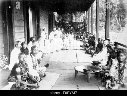 Photographie de la fête d’anniversaire de Robert Louis Stevenson à Vailima, Samoa, vers 1893. L'image capture un rassemblement en l'honneur du célèbre auteur britannique pendant son séjour dans le Pacifique. Banque D'Images
