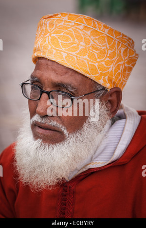 Portrait d'un homme âgé avec des lunettes et barbe blanche, portant turban traditionnel, Marrakech, Maroc Banque D'Images