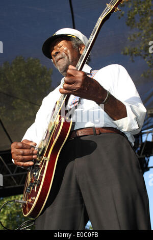 8 mai 2014 - La légende de la musique rock and roll Chuck Berry a été désigné comme lauréat du prix Polar Music 2014. Roi de Suède organisera une cérémonie de remise des prix à Stockholm le 26 août. Les millions de couronnes prix (£82 000) a été créée il y a 25 ans par S. Anderson, l'éditeur, parolier et manager d'Abba. La première lauréate du prix Polar Music a été P. McCartney. Photo - Jul 03, 2010 - Irvine, Californie, États-Unis - légende Musique Chuck Berry, 84, effectuant à la 16e festival culturel de la musique une Hootenanny at Oak Canyon Ranch. (Crédit Image : © Chris Lee/ZUMA/ZUMApress.com) fil Banque D'Images