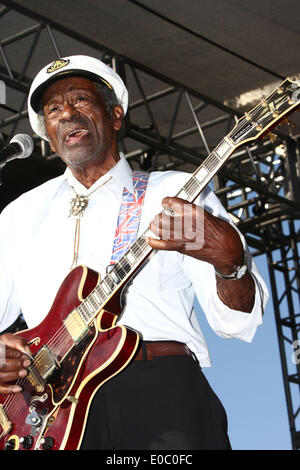 8 mai 2014 - La légende de la musique rock and roll Chuck Berry a été désigné comme lauréat du prix Polar Music 2014. Roi de Suède organisera une cérémonie de remise des prix à Stockholm le 26 août. Les millions de couronnes prix (£82 000) a été créée il y a 25 ans par S. Anderson, l'éditeur, parolier et manager d'Abba. La première lauréate du prix Polar Music a été P. McCartney. Photo - Jul 03, 2010 - Irvine, Californie, États-Unis - légende Musique Chuck Berry, 84, effectuant à la 16e festival culturel de la musique une Hootenanny at Oak Canyon Ranch. (Crédit Image : © Chris Lee/ZUMA/ZUMApress.com) fil Banque D'Images