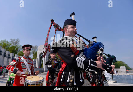 Washington, DC, USA. 8 mai, 2014. Les canadiens jouent bagpines au cours d'une cérémonie marquant le 69e anniversaire de la victoire des forces alliées pendant la Seconde Guerre mondiale, à Washington, DC, États-Unis, le 8 mai 2014. Credit : Yin Bogu/Xinhua/Alamy Live News Banque D'Images