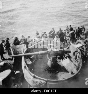 Vue sur le pont d'un destroyer en attente à la terre les troupes néo-zélandaises à Anzac Cove, Gallipoli, en Turquie, 1915 Banque D'Images