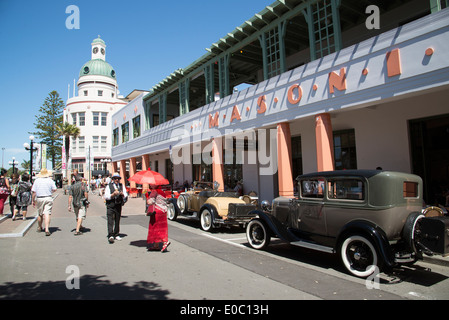 Classic automobiles à l'extérieur de l'hôtel maçonnique dans l'art déco ville de Napier, Nouvelle-Zélande un événement annuel attire des visiteurs Banque D'Images