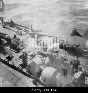 Vue sur le pont d'un destroyer en attente à la terre les troupes néo-zélandaises à Anzac Cove, Gallipoli, en Turquie, 1915 Banque D'Images