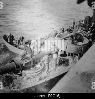 Vue sur le pont d'un destroyer en attente à la terre les troupes néo-zélandaises à Anzac Cove, Gallipoli, en Turquie, 1915 Banque D'Images