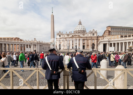 Deux membres de l'arme ou la Police Militaire italienne à l'entrée de la Cité du Vatican, Rome, Italie Banque D'Images