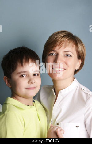 Mère et fils posant en studio Banque D'Images