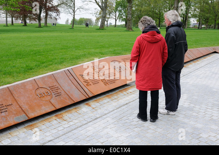 A mature man and woman lire la bataille de Bannockburn temps memorial ligne à la bataille de Stirlingshire, en Écosse. Banque D'Images