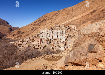 Petit village berbère, au parc national de Toubkal près de Marrakech, Moyen Atlas, Maroc Banque D'Images