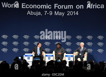 Abuja, Nigéria. 8 mai, 2014. Le Premier ministre chinois Li Keqiang (L) s'occupe du Forum économique mondial sur l'Afrique à Abuja, Nigeria, 8 mai 2014. © Li Xueren/Xinhua/Alamy Live News Banque D'Images