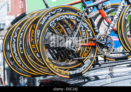 Pièces de vélos de course monté sur le toit d'un véhicule de soutien de course en attendant le début de la tournée 2014 des femmes dans Hinckley Banque D'Images