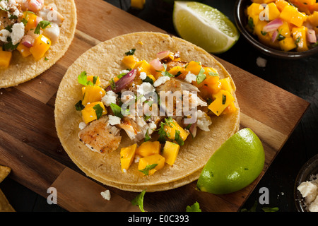 Des Baja Fish Tacos avec salsa de mangue et de copeaux Banque D'Images