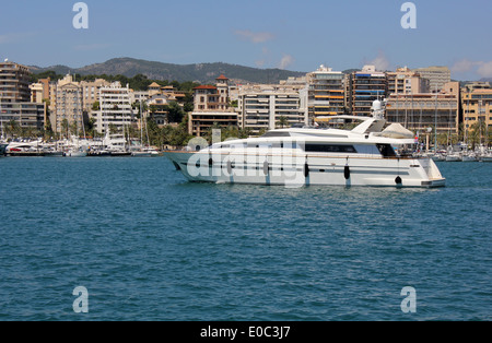 Luxury Luxury Motor Yacht - Mallorca - Palma Paseo Maritimo  + marinas - Palma de Majorque, Iles Baléares, Espagne. Banque D'Images