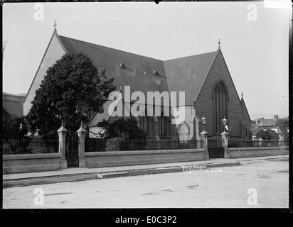 Cette photographie d'environ 1907 montre l'église de la Sainte Trinité à Greymouth, en Nouvelle-Zélande. Il met en évidence les caractéristiques architecturales de l'église, y compris son style néo-gothique, qui était commun au début du XXe siècle. L'église est un site historique et religieux important à Greymouth. Banque D'Images