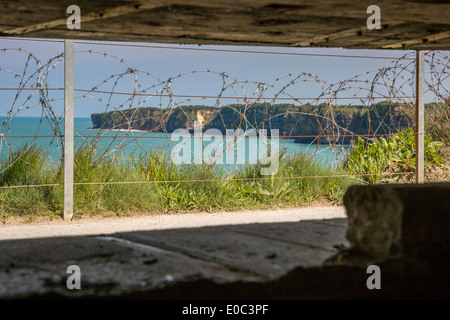 La côte normande vue à travers un bunker allemand à la Pointe du Hoc, Normandie France Banque D'Images