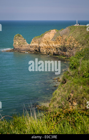 La côte normande à la Pointe du Hoc - avec nous Rangers memorial, le site du débarquement de Normandie, France Banque D'Images