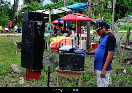 Technicien du son - Fête de San Pedro à Santa Clara - IQUITOS . Département de Loreto .PÉROU Banque D'Images