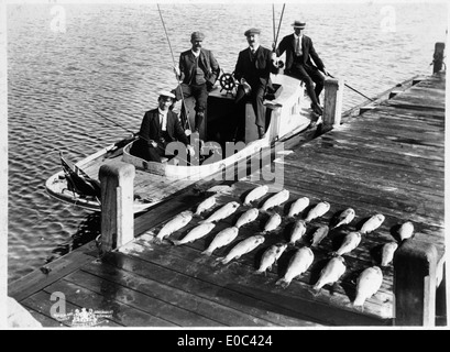 Groupe de pêcheurs après un voyage de pêche sur le lac Rotorua, ca 1903 Banque D'Images