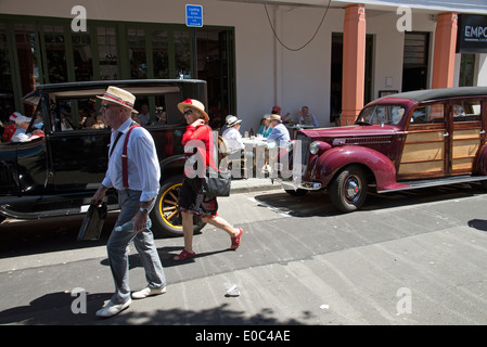 L'Art Déco week-end à Napier, Nouvelle-Zélande visiteurs coin et classic voitures garées à l'extérieur de l'hôtel maçonnique Banque D'Images