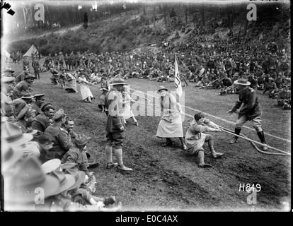 Le Queen Mary's Army Corps Auxiliaire tug-o-war à l'infanterie de base général et NZ Depot, Etaples, France, 3 août 1918 Banque D'Images