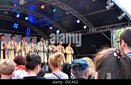 Groupe folklorique polonais 'Karolinka .des "jours de la Pologne' festival polonais d'événements de masse la culture polonaise. La première fois lors de la rivière Thames Banque D'Images