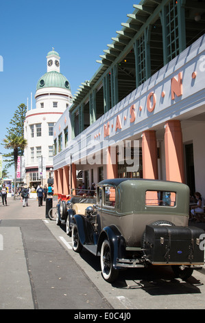 Classic automobiles à l'extérieur de l'hôtel maçonnique dans l'art déco ville de Napier, Nouvelle-Zélande un événement annuel attire des visiteurs Banque D'Images
