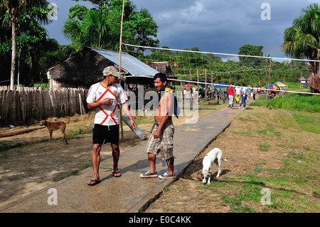 Volley ball - Fête de San Pedro à Santa Clara - IQUITOS . Département de Loreto .PÉROU Banque D'Images