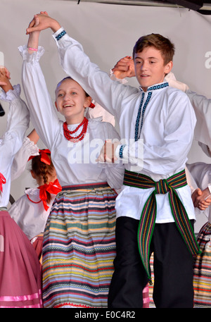 Groupe folklorique polonais 'Karolinka .des "jours de la Pologne' festival polonais d'événements de masse la culture polonaise. La première fois lors de la rivière Thames Banque D'Images