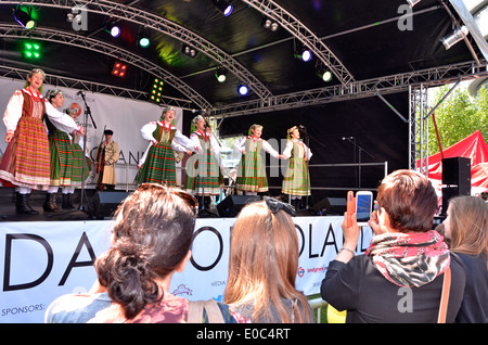 Groupe folklorique polonais 'Karolinka .des "jours de la Pologne' festival polonais d'événements de masse la culture polonaise. La première fois lors de la rivière Thames Banque D'Images