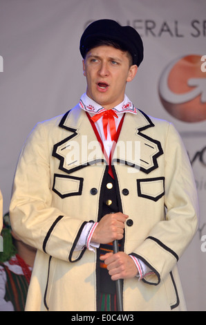 Groupe folklorique polonais 'Karolinka .des "jours de la Pologne' festival polonais d'événements de masse la culture polonaise. La première fois lors de la rivière Thames Banque D'Images