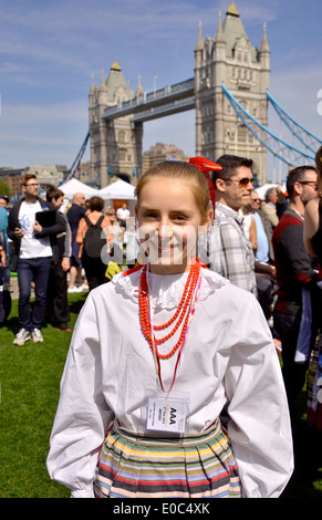 Groupe folklorique polonais 'Karolinka .des "jours de la Pologne' festival polonais d'événements de masse la culture polonaise. La première fois lors de la rivière Thames Banque D'Images