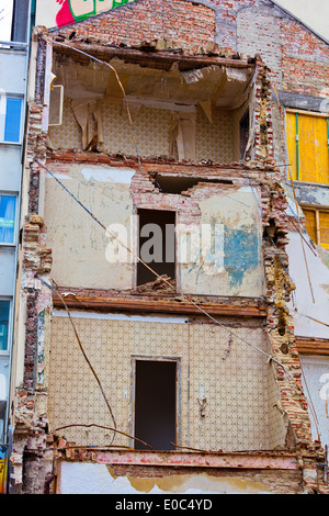 Dans une ville une maison d'habitation est arraché. Place de nouvelles constructions, in einer Stadt wird ein Wohnhaus abgerissen. Platz fuer Neubau Banque D'Images